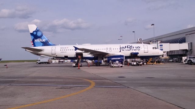 Airbus A320 (N656JB) - Last 320 for Jetblue on D4, as Jetblue is now on gate A4 in CLT.