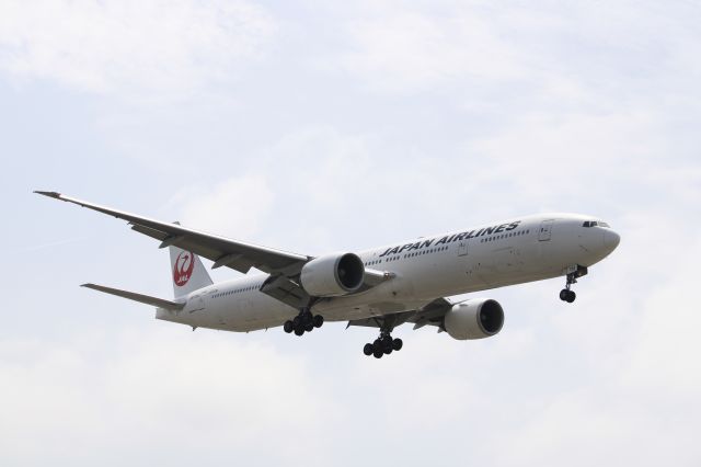 BOEING 777-300 (JA738J)