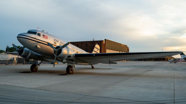 Douglas DC-3 (N877MG)