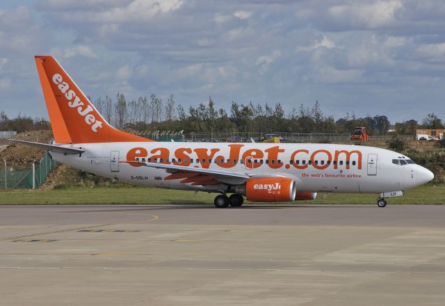 Boeing 737-700 (G-OSLH) - EasyJet - Boeing 737-76Q C/N 30283/1156 - G-OSLH - at Luton 2004-10-06.br /Went to Aeromexico as N997AM in Dec. 2004.