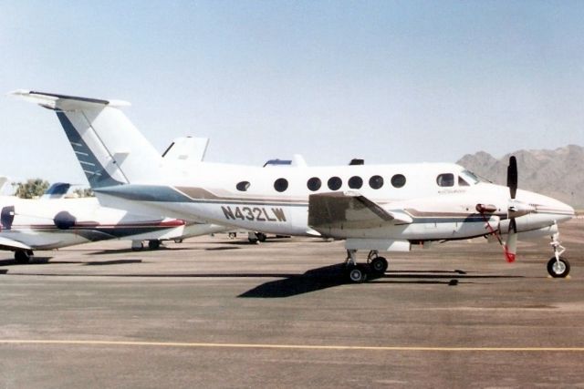 Beechcraft Super King Air 200 (N432LW) - Seen here in Oct-98.  Since reregistered N224RT, N200HW, F-HBRU 10-Mar-06 and N150YD 24-Apr-15.