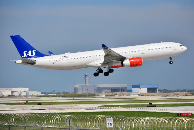 Airbus A330-300 (LN-RKT)