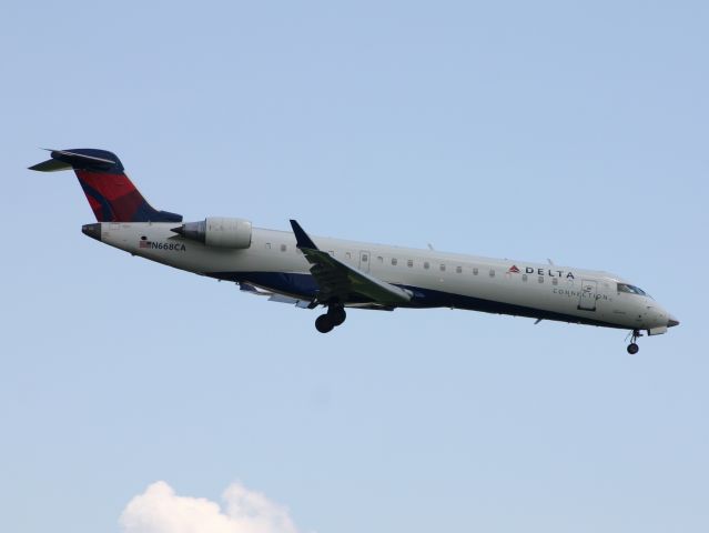 Canadair Regional Jet CRJ-700 (N668CA)