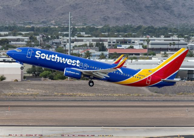 Boeing 737-800 (N8695D)