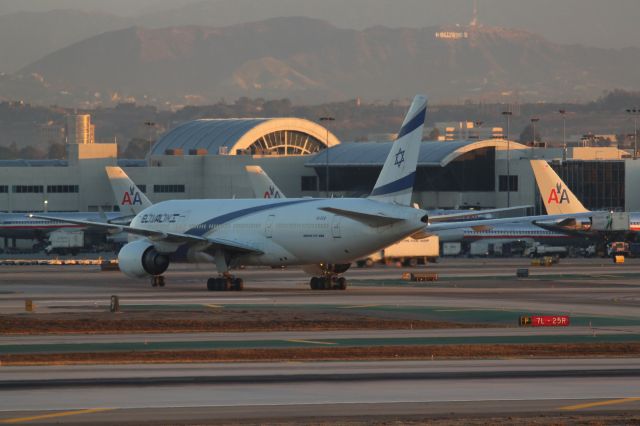 Boeing 777-200 (4X-ECB)