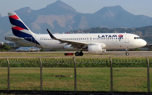 Airbus A320 (PR-TYV)