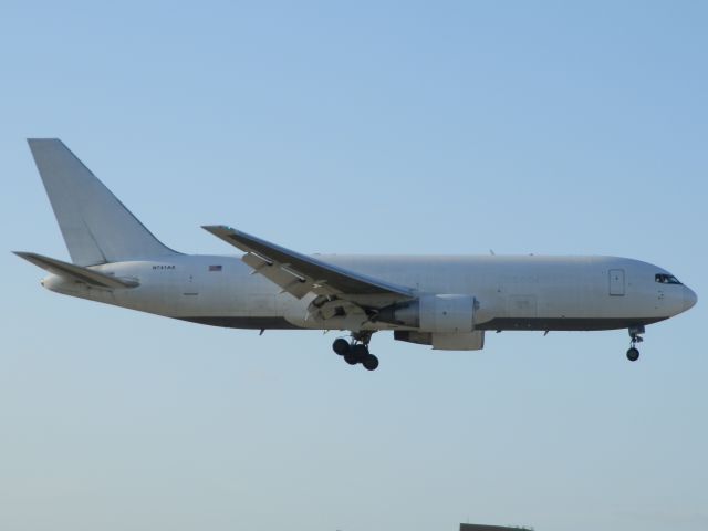 BOEING 767-200 (N741AX)
