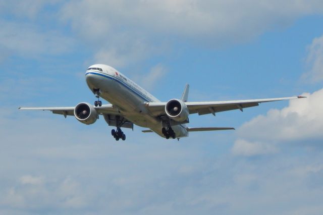 BOEING 777-300ER (B-2046)