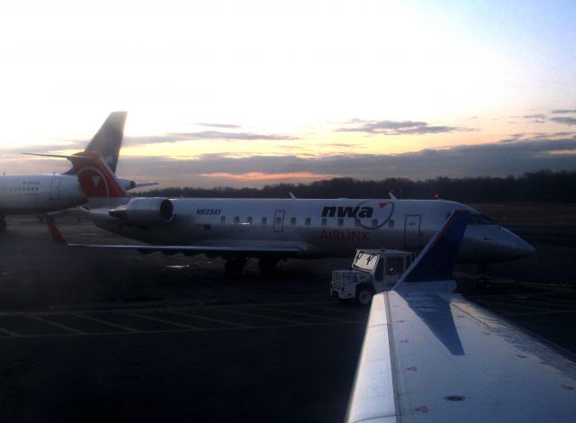 Canadair Regional Jet CRJ-200 (N833AY)