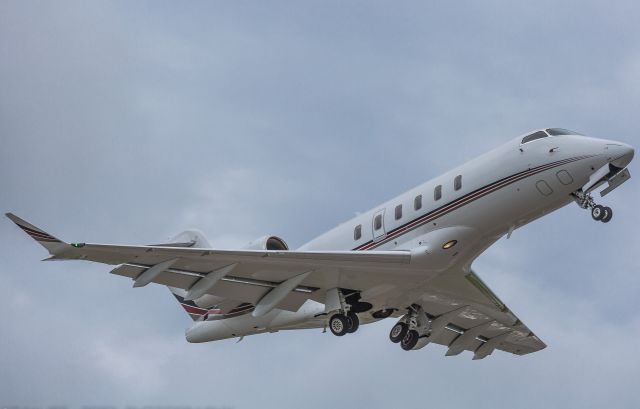 Bombardier Challenger 300 (N751QS)