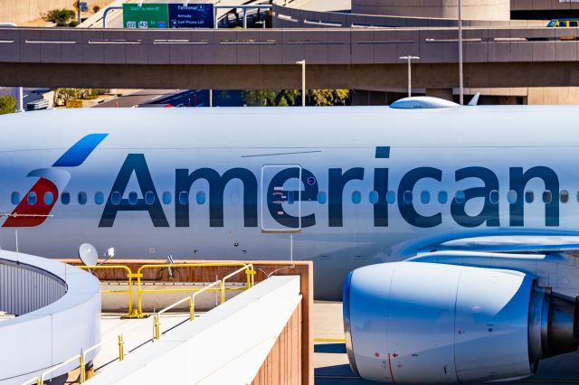 Boeing 777-200 (N770AN) - An American Airlines 777-200 taxiing at PHX on 2/10/23 during the Super Bowl rush. Taken with a Canon R7 and Tamron 70-200 G2 lens.