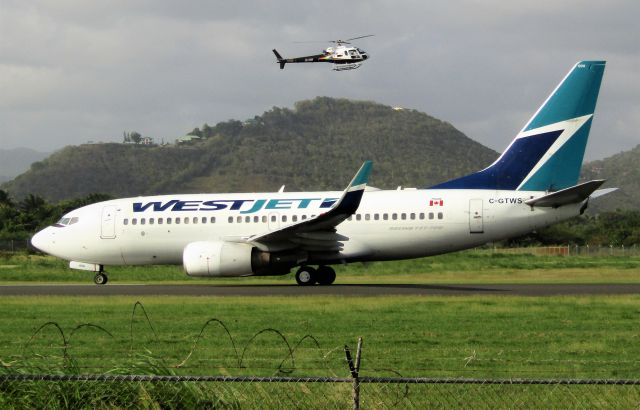 Boeing 737-700 (C-GTWS)