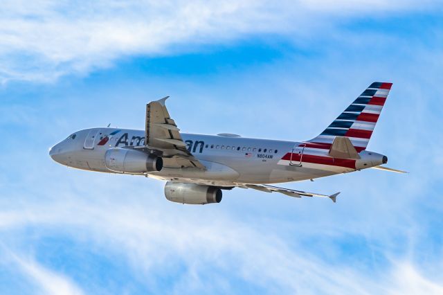 Airbus A319 (N804AW) - American Airlines A319 taking off from PHX on 11/28/22. Taken with a Canon 850D and Tamron 70-200 G2 lens.