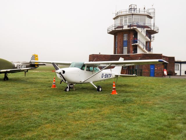 Cessna Skyhawk (G-BNTP)