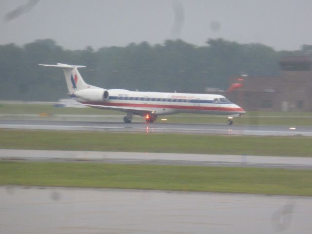 Embraer ERJ-135 (N827AE)