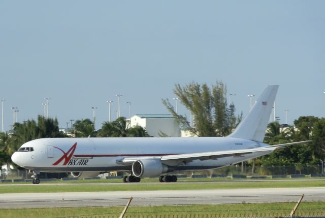 BOEING 767-300 (N363CM)