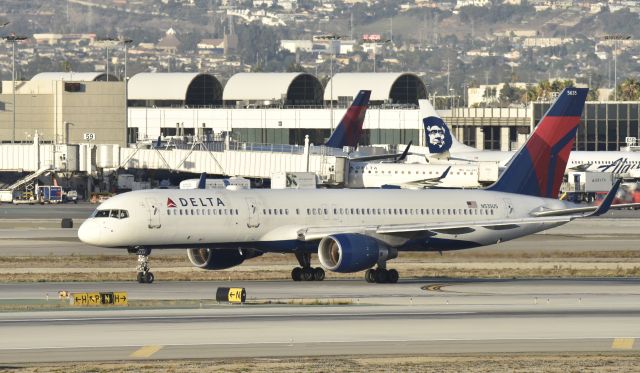 Boeing 757-200 (N535US) - Arriving at LAX