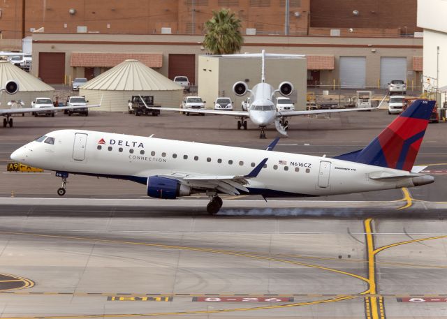 Embraer 175 (N616CZ)