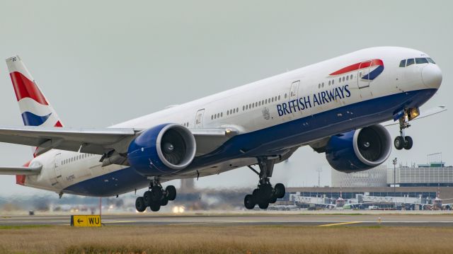 BOEING 777-300ER (G-STBG) - British Airways B777-300ER lifting off 15R KIAH