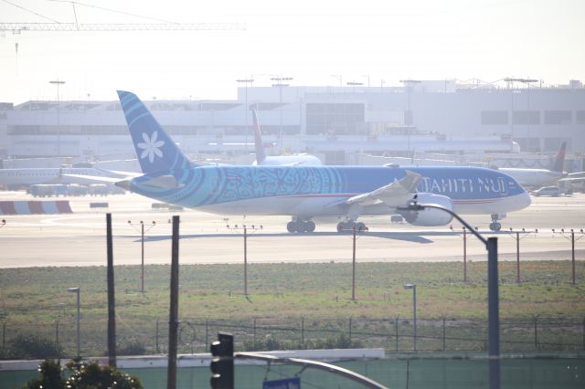 Boeing 787-9 Dreamliner (F-OMUA)
