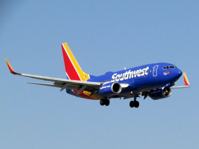 Boeing 737-700 (N443WN) - Landing RWY 20R