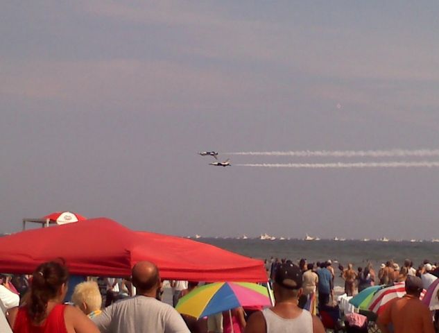— — - USAF Thunderbirds performing at the Atlantic City Airshow 09