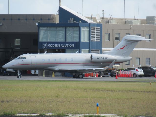 Bombardier Challenger 300 (N309JE)