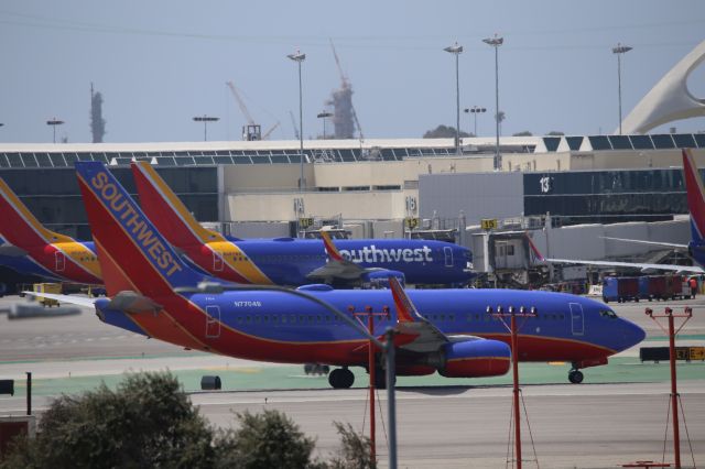 Boeing 737-700 (N7704B)