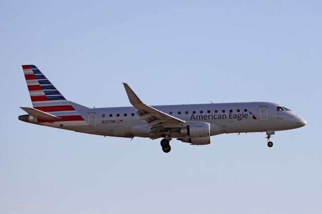 Embraer 175 (N257NN) - An early morning arrival for AA4131 from Dallas (KDFW), 21 Jun 2021.