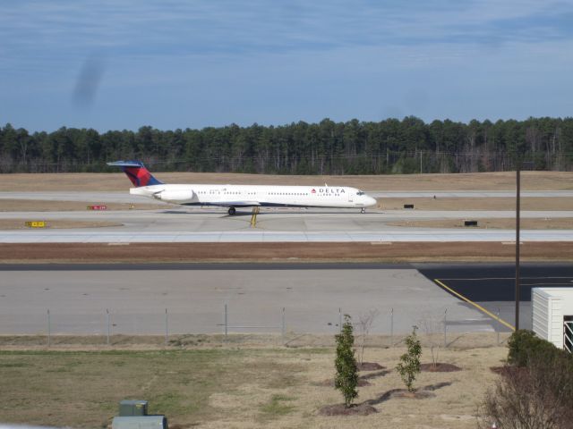 McDonnell Douglas MD-88 (N913DE) - A Delta Air Lines McDonnell Douglas MD-88 (N913DE) taxiing down the road to take off 23R at Raleigh (RDU) to Atlanta (ATL) as Delta Flight 1294 (RDU to ATL).