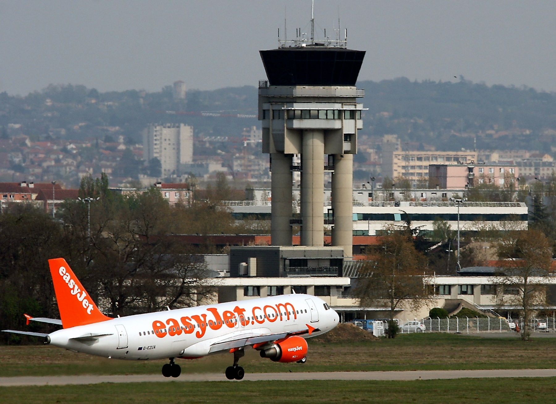 Airbus A320 (G-EZUA) - Airbus A320-214, Toulouse Blagnac Airport (LFBO-TLS)