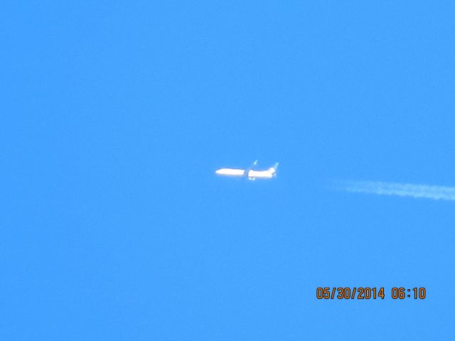 Boeing 737-800 (N33286) - UNITED AIRLINES FLIGHT 1169 FROM IAH TO LGA. 36,982 OVER THE SOUTHER STATE LINE OF KANSAS AND MISSOURI