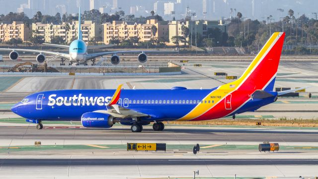 Boeing 737-800 (N8674B)