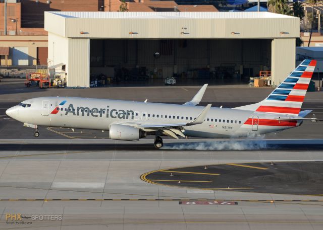 Boeing 737-800 (N811NN)