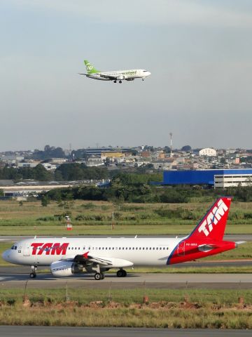 Airbus A320 (PR-MHA) - TAM A320 taxi to runway 27R, while the 737 Webjet lands on the runway 27L.