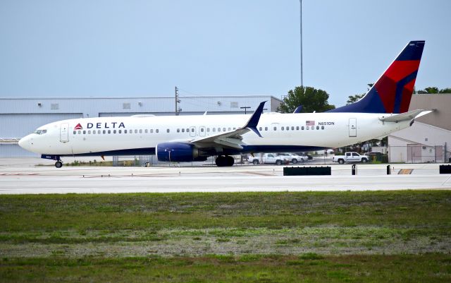 Boeing 737-900 (N851DN)