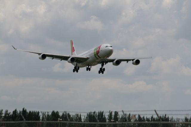 Airbus A340-300 (CS-TOB)