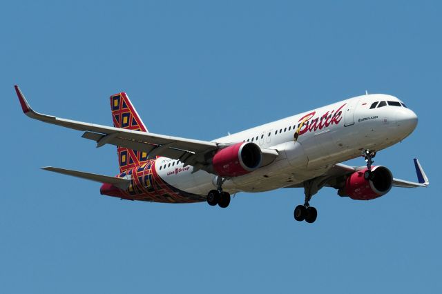 Airbus A320 (PK-LUQ) - Airbus A320-214 cn 7609. Batik Air PK-LUQ final rwy 21 YPPH 24 December 2022