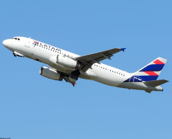 Airbus A320 (PR-MHF)
