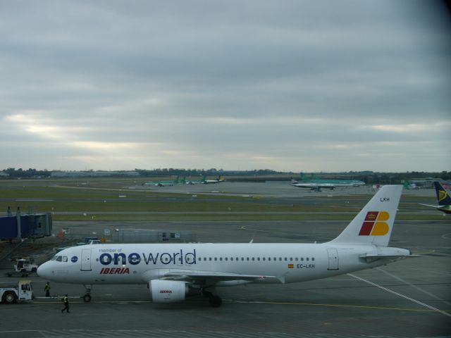 Airbus A320 (EC-LKH) - EC-LKH AT GATE AT DUBLIN AIRPORT ON 05/02/2011 WITH IBERIA MEMBER OF ONEWORLD TITLES