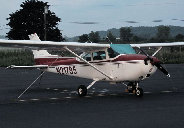 Cessna Skyhawk (N21785) - At the RELIANT AIR ramp. RELIANT AIR has the lowest fuel price on the Danbury (KDXR) airport.