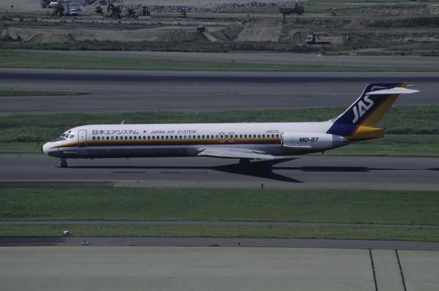 McDonnell Douglas MD-87 (JA8370) - Taxing at Tokyo-Haneda Intl Airport on 1998/09/09