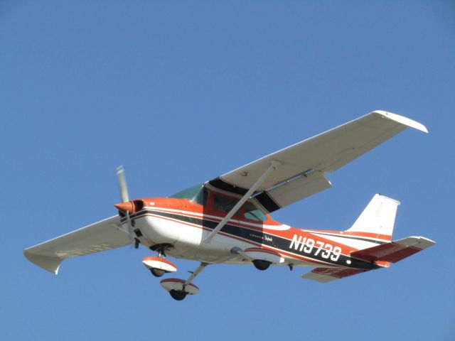 Cessna Skyhawk (N19739) - Landing RWY 24