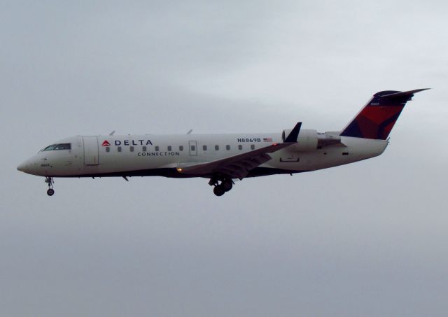 Canadair Regional Jet CRJ-200 (N8869B)