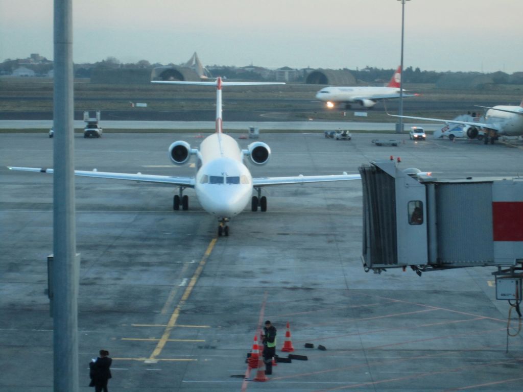 Fokker 100 (OE-LVL)