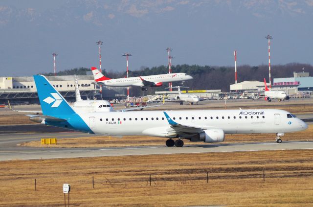 EMBRAER 195 (I-ADJM)