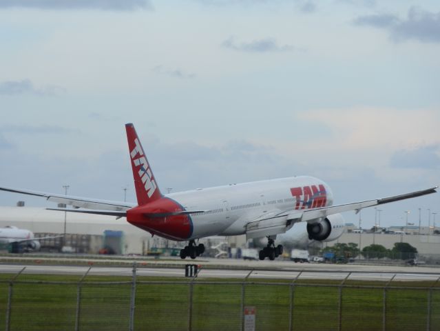 BOEING 777-300 (PT-MUA)