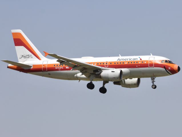 Airbus A319 (N742PS)