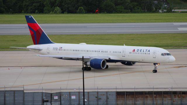 Boeing 757-200 (N698DL)