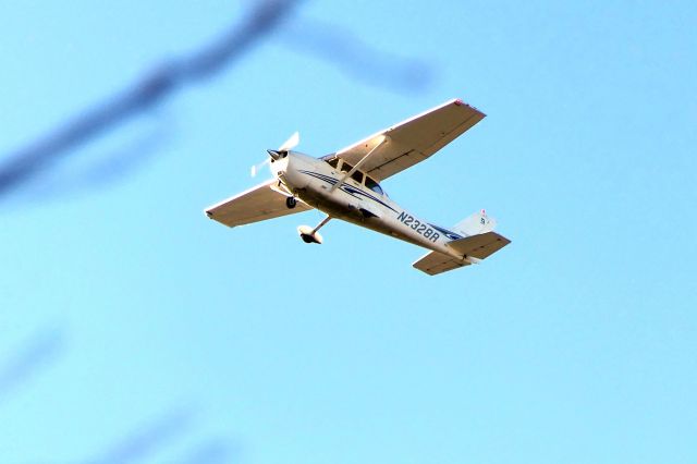 Cessna Skyhawk (N2328R)